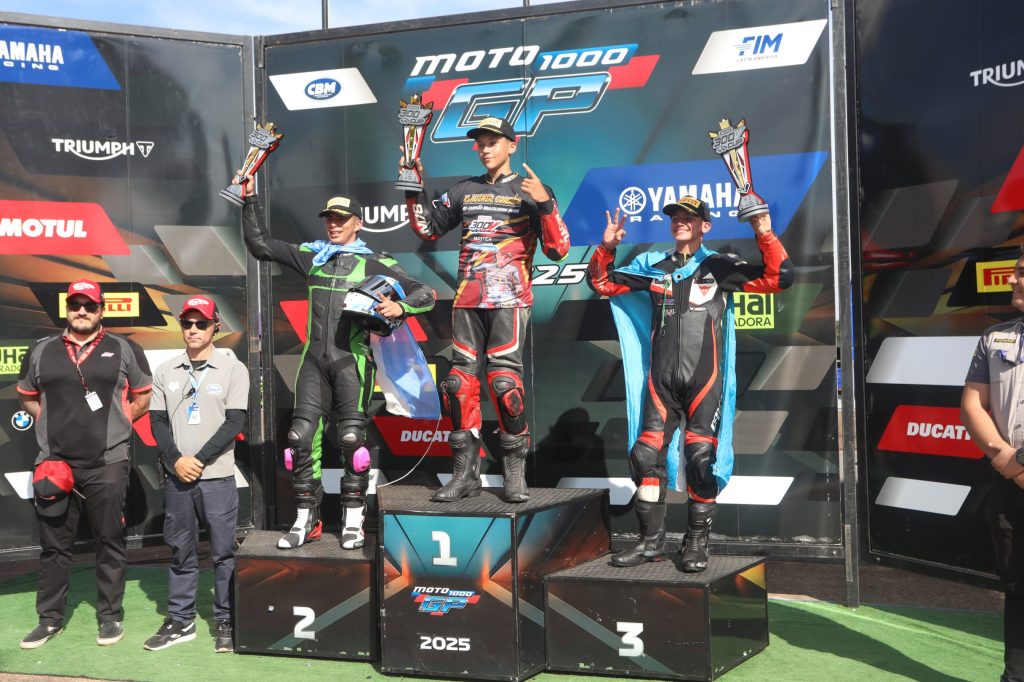 Pódio da Motul 300V Cup em Cascavel