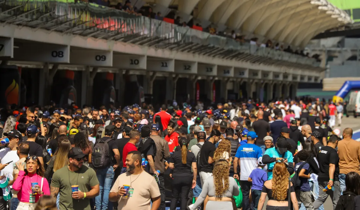 Público na visitação de boxes na quinta etapa